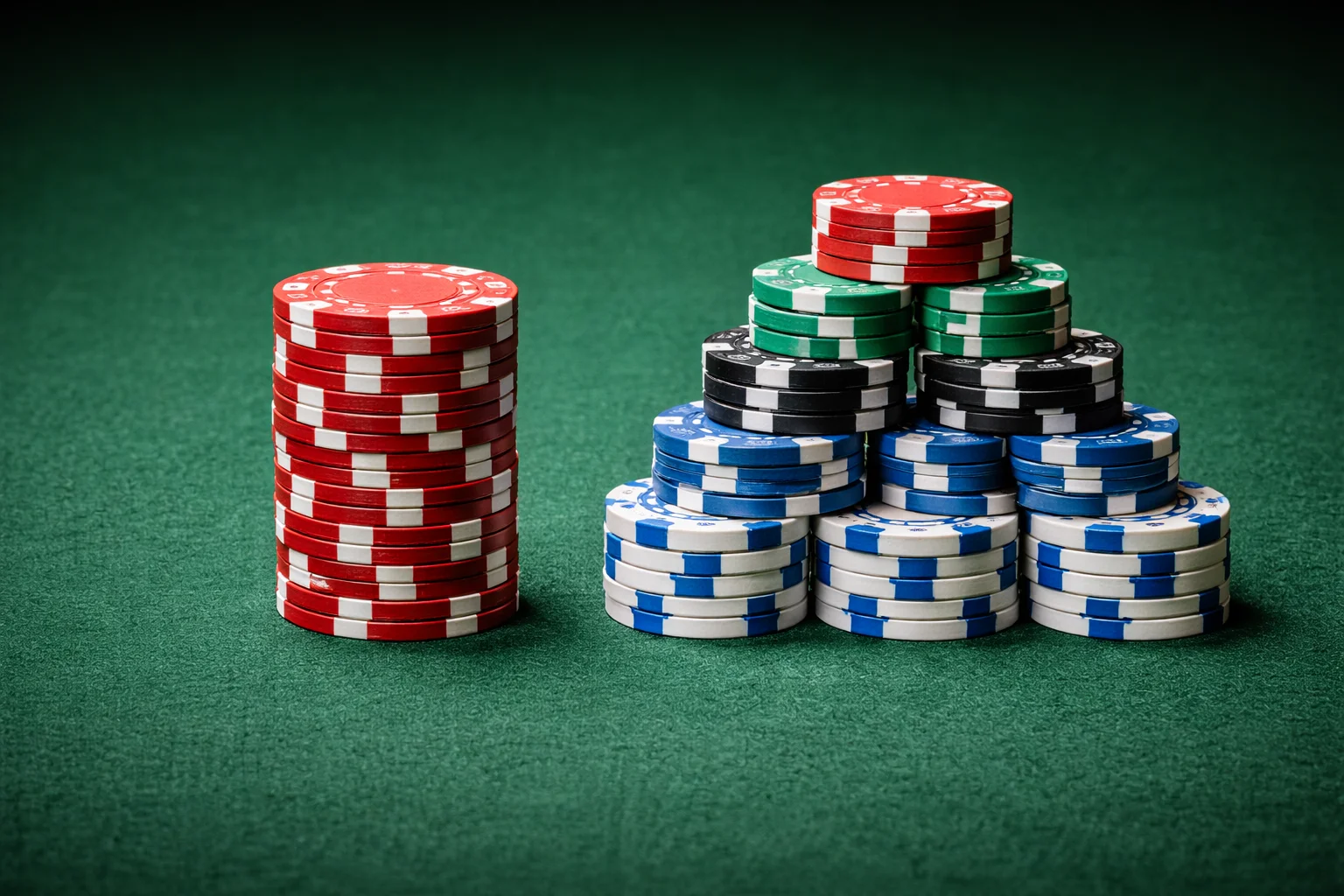 Twee verschillende stapels chips symboliseren flat en proportioneel wedden